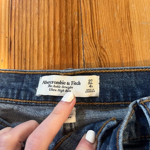 Abercrombie Curve Love Ultra High Ankle Straight jean - Picture 3 of 3